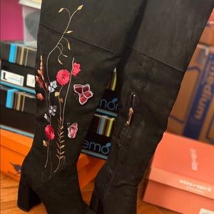 Heel boots with flowers on the side!